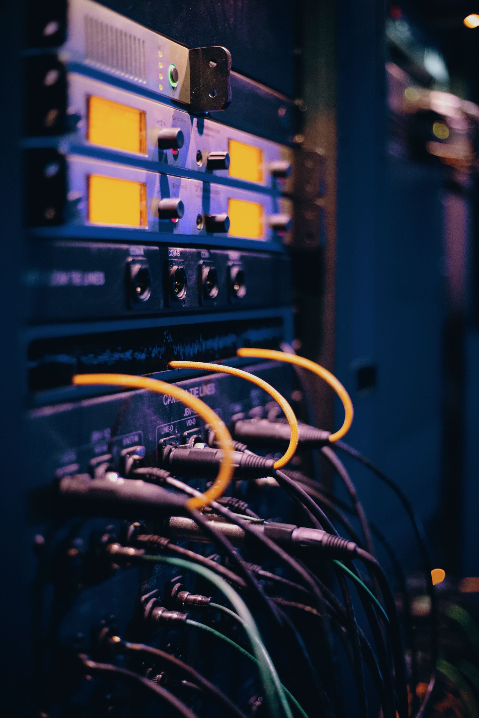 Cabos de rede conectados em rack de servidor